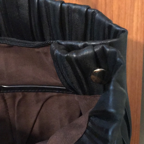 NWT black vegan expandable pleated shoulder bag! - Picture 8 of 11
